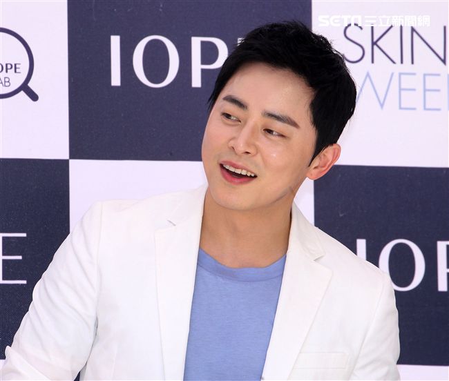 韓星曹政奭現身台北信義區與粉絲甜蜜同框。（記者邱榮吉/攝影）