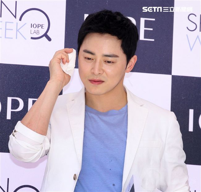 韓星曹政奭現身台北信義區與粉絲甜蜜同框。（記者邱榮吉/攝影）