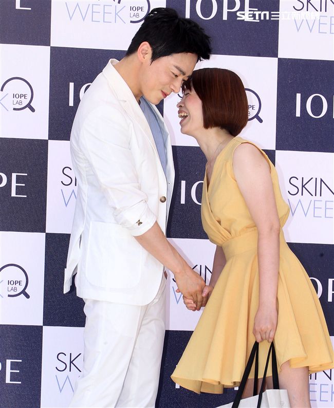 韓星曹政奭現身台北信義區與粉絲甜蜜同框。（記者邱榮吉/攝影）