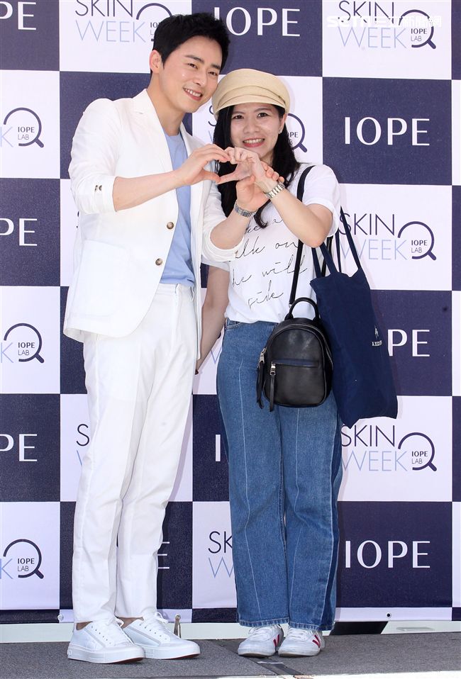 韓星曹政奭現身台北信義區與粉絲甜蜜同框。（記者邱榮吉/攝影）