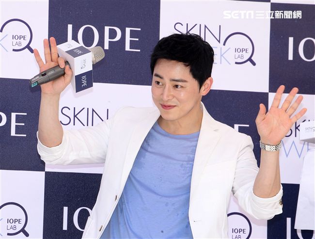 韓星曹政奭現身台北信義區與粉絲甜蜜同框。（記者邱榮吉/攝影）