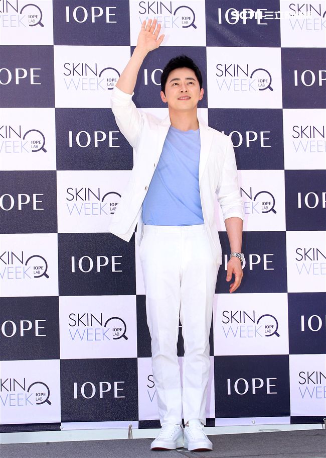 韓星曹政奭現身台北信義區與粉絲甜蜜同框。（記者邱榮吉/攝影）