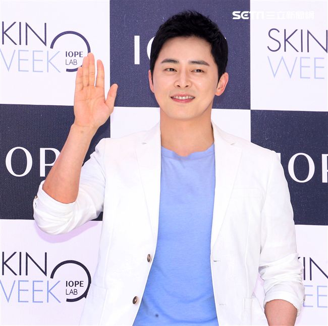 韓星曹政奭現身台北信義區與粉絲甜蜜同框。（記者邱榮吉/攝影）