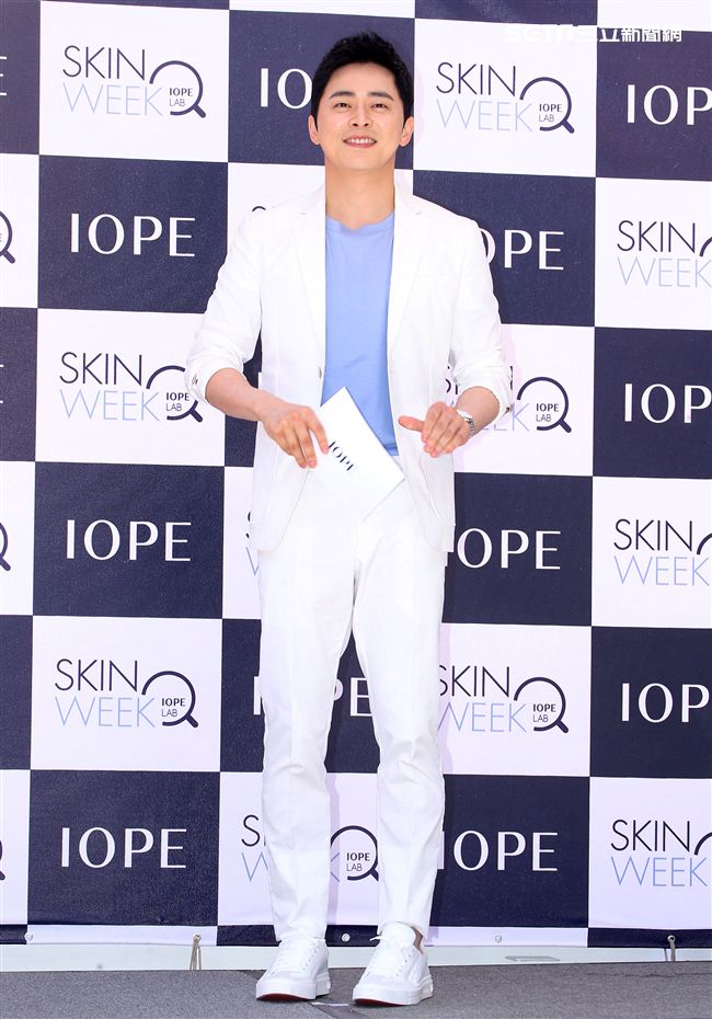 韓星曹政奭現身台北信義區與粉絲甜蜜同框。（記者邱榮吉/攝影）