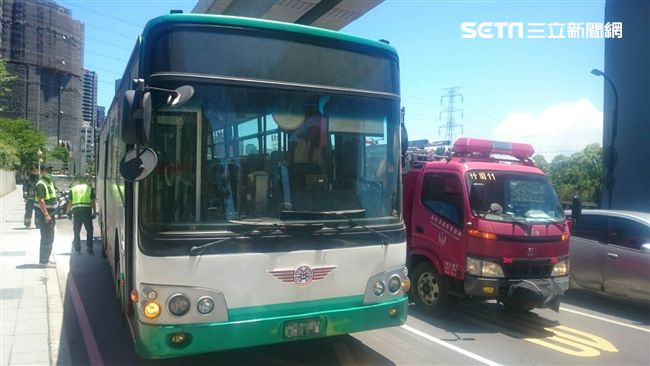 驚！公車突冒煙起火　司機急疏散乘客