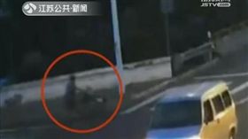 輪椅,穿越馬路,過馬路,江蘇新聞,車禍
圖／翻攝陸媒