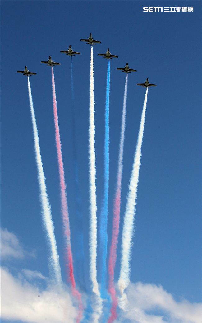 107空軍國防知性之旅營區開放台東志航基地登場，雷虎小組特技表演壓軸搭配彩色煙霧將藍天為畫布，呈現不同精采的畫面。（記者邱榮吉/台東拍攝）