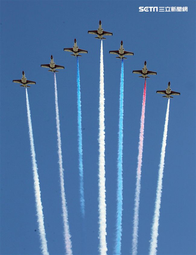 107空軍國防知性之旅營區開放台東志航基地登場，雷虎小組特技表演壓軸搭配彩色煙霧將藍天為畫布，呈現不同精采的畫面。（記者邱榮吉/台東拍攝）