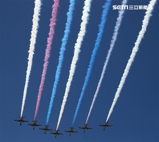 107空軍國防知性之旅營區開放台東志航基地登場，雷虎小組特技表演壓軸搭配彩色煙霧將藍天為畫布，呈現不同精采的畫面。（記者邱榮吉/台東拍攝）