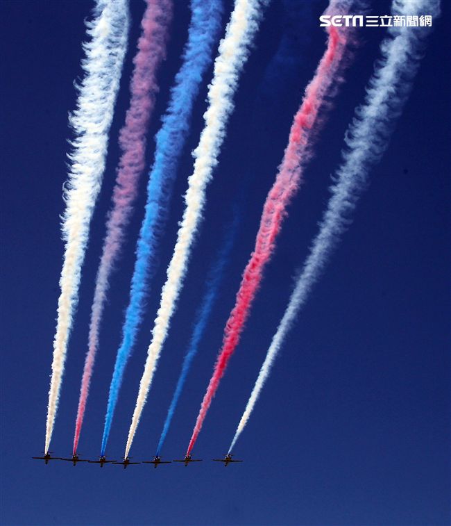 107空軍國防知性之旅營區開放台東志航基地登場，雷虎小組特技表演壓軸搭配彩色煙霧將藍天為畫布，呈現不同精采的畫面。（記者邱榮吉/台東拍攝）