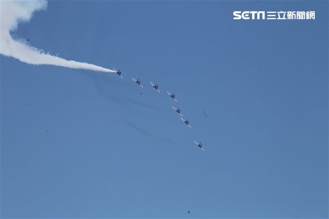 107空軍國防知性之旅營區開放台東志航基地登場，雷虎小組特技表演壓軸搭配彩色煙霧將藍天為畫布，呈現不同精采的畫面。（記者邱榮吉/台東拍攝）
