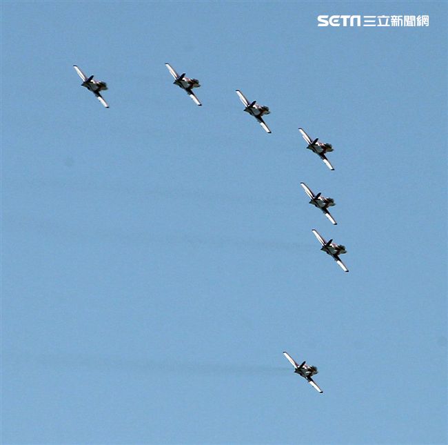 107空軍國防知性之旅營區開放台東志航基地登場，雷虎小組特技表演壓軸搭配彩色煙霧將藍天為畫布，呈現不同精采的畫面。（記者邱榮吉/台東拍攝）