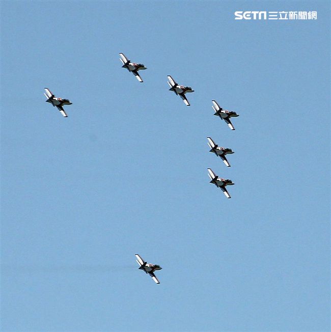 107空軍國防知性之旅營區開放台東志航基地登場，雷虎小組特技表演壓軸搭配彩色煙霧將藍天為畫布，呈現不同精采的畫面。（記者邱榮吉/台東拍攝）