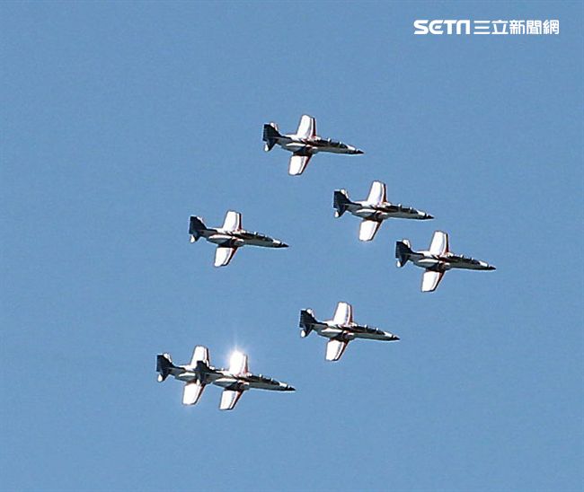 107空軍國防知性之旅營區開放台東志航基地登場，雷虎小組特技表演壓軸搭配彩色煙霧將藍天為畫布，呈現不同精采的畫面。（記者邱榮吉/台東拍攝）