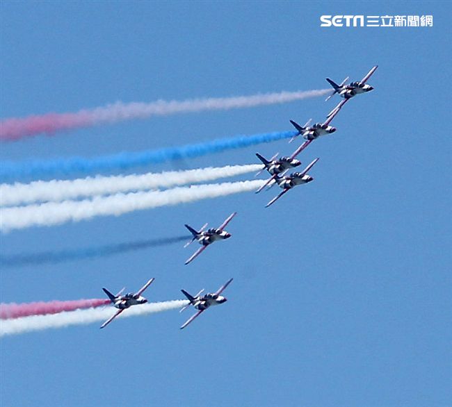 107空軍國防知性之旅營區開放台東志航基地登場，雷虎小組特技表演壓軸搭配彩色煙霧將藍天為畫布，呈現不同精采的畫面。（記者邱榮吉/台東拍攝）