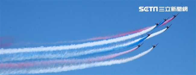 107空軍國防知性之旅營區開放台東志航基地登場，雷虎小組特技表演壓軸搭配彩色煙霧將藍天為畫布，呈現不同精采的畫面。（記者邱榮吉/台東拍攝）