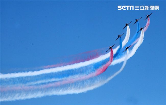 107空軍國防知性之旅營區開放台東志航基地登場，雷虎小組特技表演壓軸搭配彩色煙霧將藍天為畫布，呈現不同精采的畫面。（記者邱榮吉/台東拍攝）