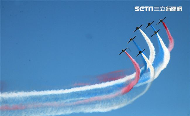 107空軍國防知性之旅營區開放台東志航基地登場，雷虎小組特技表演壓軸搭配彩色煙霧將藍天為畫布，呈現不同精采的畫面。（記者邱榮吉/台東拍攝）