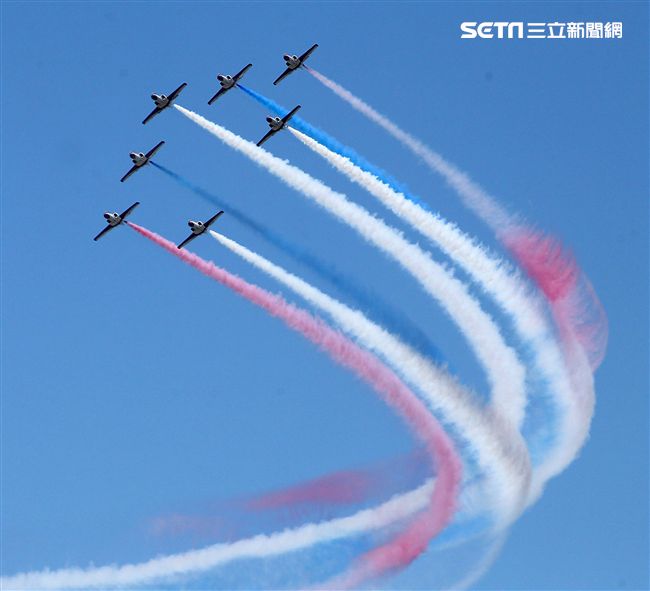 107空軍國防知性之旅營區開放台東志航基地登場，雷虎小組特技表演壓軸搭配彩色煙霧將藍天為畫布，呈現不同精采的畫面。（記者邱榮吉/台東拍攝）