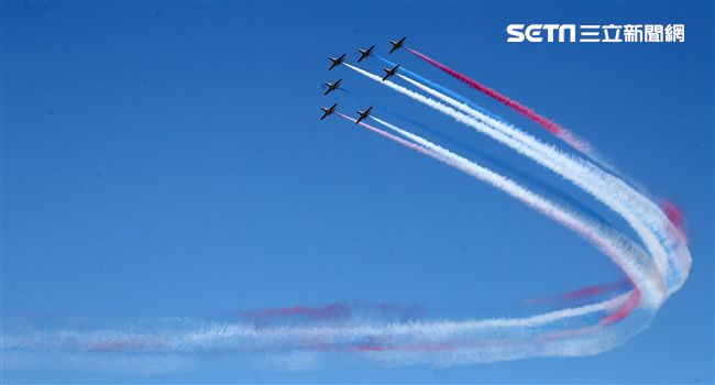 107空軍國防知性之旅營區開放台東志航基地登場，雷虎小組特技表演壓軸搭配彩色煙霧將藍天為畫布，呈現不同精采的畫面。（記者邱榮吉/台東拍攝）