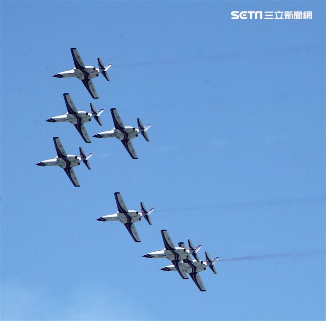 107空軍國防知性之旅營區開放台東志航基地登場，雷虎小組特技表演壓軸搭配彩色煙霧將藍天為畫布，呈現不同精采的畫面。（記者邱榮吉/台東拍攝）