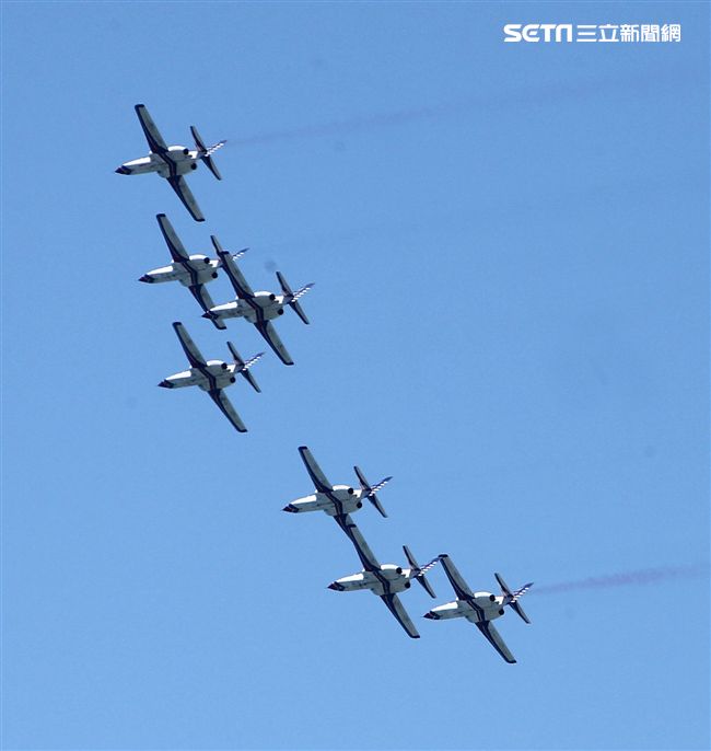 107空軍國防知性之旅營區開放台東志航基地登場，雷虎小組特技表演壓軸搭配彩色煙霧將藍天為畫布，呈現不同精采的畫面。（記者邱榮吉/台東拍攝）