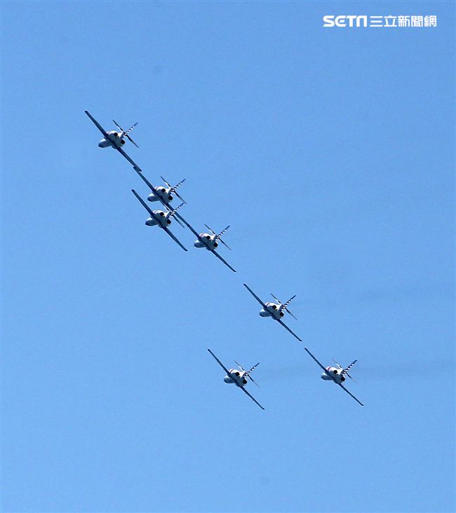 107空軍國防知性之旅營區開放台東志航基地登場，雷虎小組特技表演壓軸搭配彩色煙霧將藍天為畫布，呈現不同精采的畫面。（記者邱榮吉/台東拍攝）