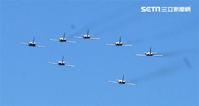 107空軍國防知性之旅營區開放台東志航基地登場，雷虎小組特技表演壓軸搭配彩色煙霧將藍天為畫布，呈現不同精采的畫面。（記者邱榮吉/台東拍攝）