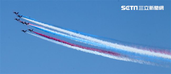 107空軍國防知性之旅營區開放台東志航基地登場，雷虎小組特技表演壓軸搭配彩色煙霧將藍天為畫布，呈現不同精采的畫面。（記者邱榮吉/台東拍攝）