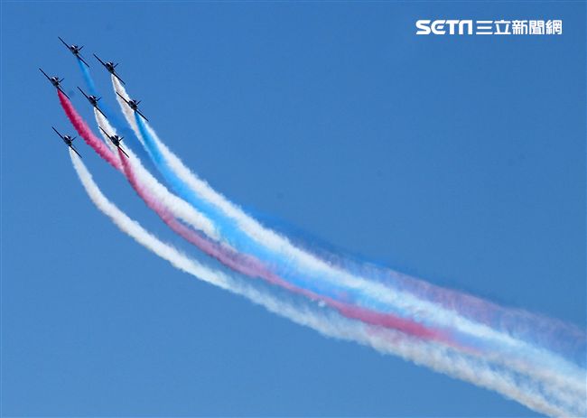 107空軍國防知性之旅營區開放台東志航基地登場，雷虎小組特技表演壓軸搭配彩色煙霧將藍天為畫布，呈現不同精采的畫面。（記者邱榮吉/台東拍攝）