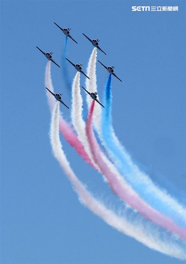 107空軍國防知性之旅營區開放台東志航基地登場，雷虎小組特技表演壓軸搭配彩色煙霧將藍天為畫布，呈現不同精采的畫面。（記者邱榮吉/台東拍攝）