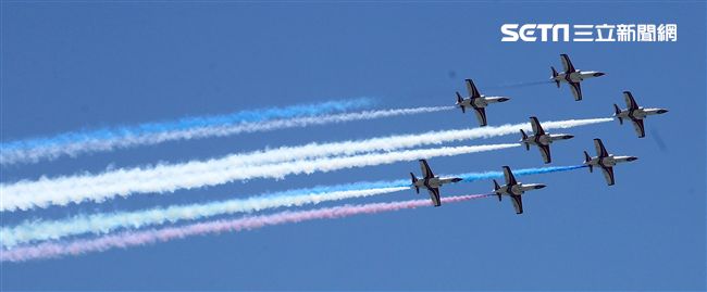 107空軍國防知性之旅營區開放台東志航基地登場，雷虎小組特技表演壓軸搭配彩色煙霧將藍天為畫布，呈現不同精采的畫面。（記者邱榮吉/台東拍攝）