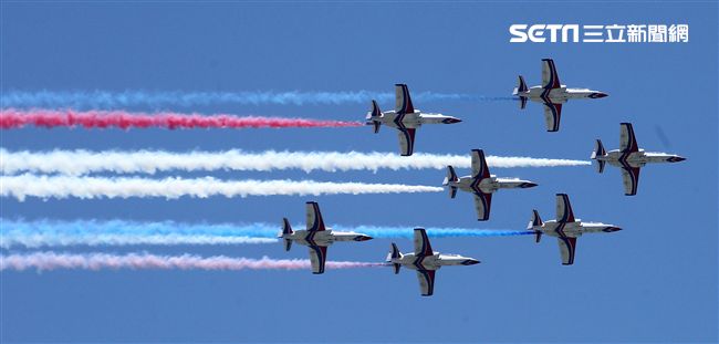 107空軍國防知性之旅營區開放台東志航基地登場，雷虎小組特技表演壓軸搭配彩色煙霧將藍天為畫布，呈現不同精采的畫面。（記者邱榮吉/台東拍攝）