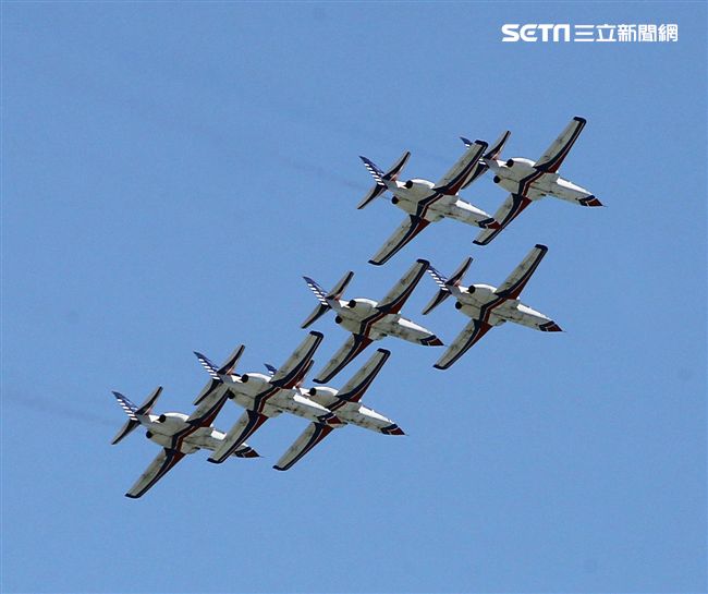 107空軍國防知性之旅營區開放台東志航基地登場，雷虎小組特技表演壓軸搭配彩色煙霧將藍天為畫布，呈現不同精采的畫面。（記者邱榮吉/台東拍攝）