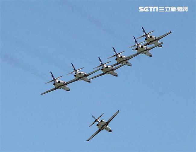 107空軍國防知性之旅營區開放台東志航基地登場，雷虎小組特技表演壓軸搭配彩色煙霧將藍天為畫布，呈現不同精采的畫面。（記者邱榮吉/台東拍攝）