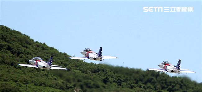 107空軍國防知性之旅營區開放台東志航基地登場，雷虎小組特技表演壓軸搭配彩色煙霧將藍天為畫布，呈現不同精采的畫面。（記者邱榮吉/台東拍攝）