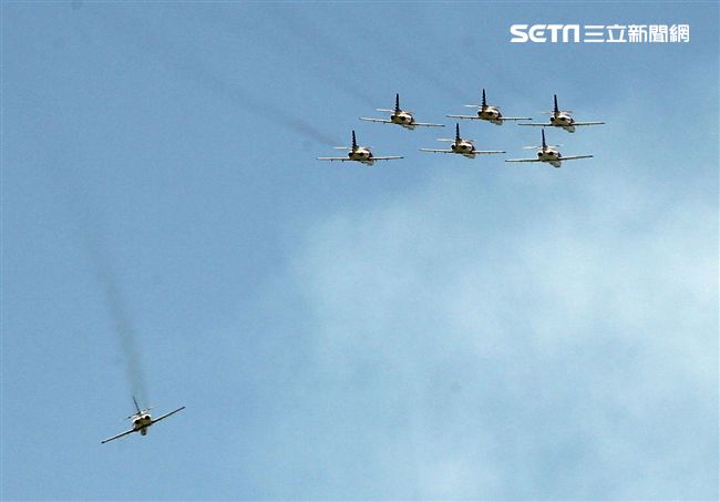 107空軍國防知性之旅營區開放台東志航基地登場，雷虎小組特技表演壓軸搭配彩色煙霧將藍天為畫布，呈現不同精采的畫面。（記者邱榮吉/台東拍攝）