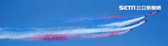 107空軍國防知性之旅營區開放台東志航基地登場，雷虎小組特技表演壓軸搭配彩色煙霧將藍天為畫布，呈現不同精采的畫面。（記者邱榮吉/台東拍攝）