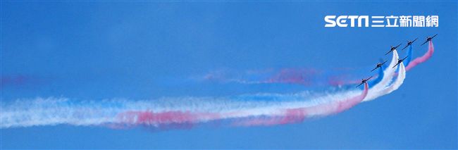 107空軍國防知性之旅營區開放台東志航基地登場，雷虎小組特技表演壓軸搭配彩色煙霧將藍天為畫布，呈現不同精采的畫面。（記者邱榮吉/台東拍攝）