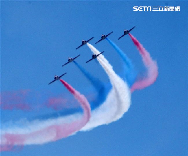 107空軍國防知性之旅營區開放台東志航基地登場，雷虎小組特技表演壓軸搭配彩色煙霧將藍天為畫布，呈現不同精采的畫面。（記者邱榮吉/台東拍攝）