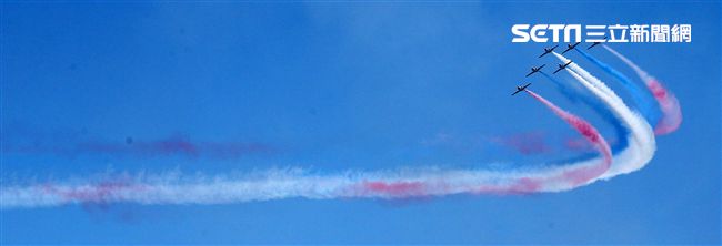 107空軍國防知性之旅營區開放台東志航基地登場，雷虎小組特技表演壓軸搭配彩色煙霧將藍天為畫布，呈現不同精采的畫面。（記者邱榮吉/台東拍攝）