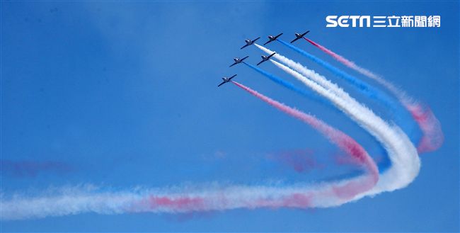 107空軍國防知性之旅營區開放台東志航基地登場，雷虎小組特技表演壓軸搭配彩色煙霧將藍天為畫布，呈現不同精采的畫面。（記者邱榮吉/台東拍攝）