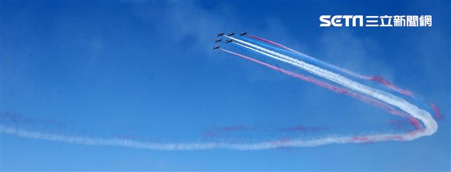 107空軍國防知性之旅營區開放台東志航基地登場，雷虎小組特技表演壓軸搭配彩色煙霧將藍天為畫布，呈現不同精采的畫面。（記者邱榮吉/台東拍攝）