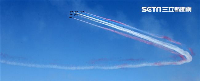 107空軍國防知性之旅營區開放台東志航基地登場，雷虎小組特技表演壓軸搭配彩色煙霧將藍天為畫布，呈現不同精采的畫面。（記者邱榮吉/台東拍攝）