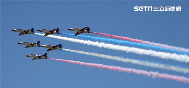 107空軍國防知性之旅營區開放台東志航基地登場，雷虎小組特技表演壓軸搭配彩色煙霧將藍天為畫布，呈現不同精采的畫面。（記者邱榮吉/台東拍攝）