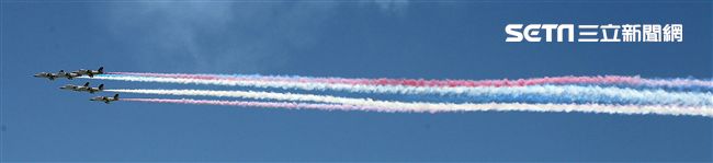 107空軍國防知性之旅營區開放台東志航基地登場，雷虎小組特技表演壓軸搭配彩色煙霧將藍天為畫布，呈現不同精采的畫面。（記者邱榮吉/台東拍攝）