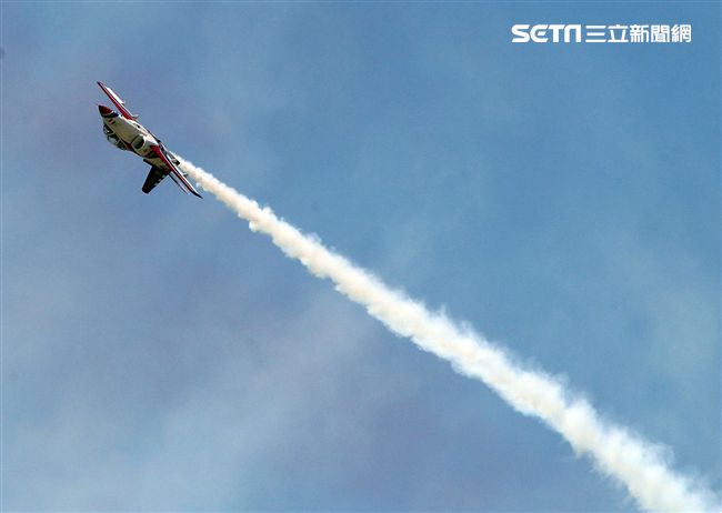 107空軍國防知性之旅營區開放台東志航基地登場，雷虎小組特技表演壓軸搭配彩色煙霧將藍天為畫布，呈現不同精采的畫面。（記者邱榮吉/台東拍攝）
