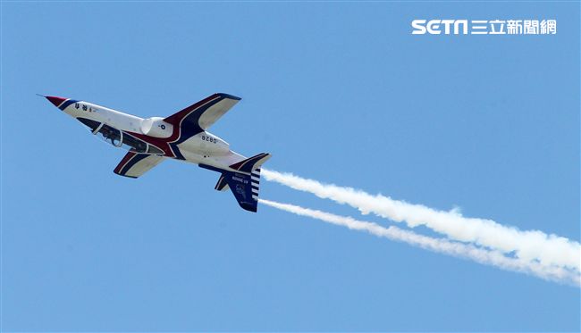 107空軍國防知性之旅營區開放台東志航基地登場，雷虎小組特技表演壓軸搭配彩色煙霧將藍天為畫布，呈現不同精采的畫面。（記者邱榮吉/台東拍攝）