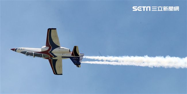 107空軍國防知性之旅營區開放台東志航基地登場，雷虎小組特技表演壓軸搭配彩色煙霧將藍天為畫布，呈現不同精采的畫面。（記者邱榮吉/台東拍攝）
