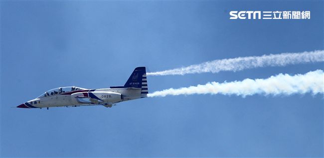 107空軍國防知性之旅營區開放台東志航基地登場，雷虎小組特技表演壓軸搭配彩色煙霧將藍天為畫布，呈現不同精采的畫面。（記者邱榮吉/台東拍攝）